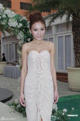 组图：嫩模何佩瑜接受隆胸疗程 向整容女星下战书