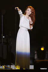 组图：Hebe庆功演唱会 Selina婚后首次现身力挺姐妹