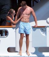 组图：阿诺帅气长子游艇度假 女友咸湿摸腹肌