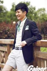 组图：郭京飞风格街拍尽显帅气魅力