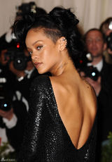 高清组图：蕾哈娜黑色露背礼服亮相时装庆典