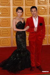 组图：胡杏儿牵手郑嘉颖入场 身着黑礼服气质典雅