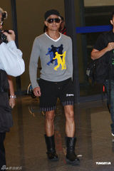 组图：郭富城白发造型抵台 亲切会歌迷反拍粉丝