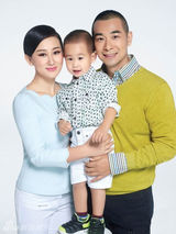 组图：赵文卓一家四口首拍时尚大片欢乐温馨