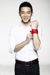 组图：沙溢白色衬衫阳光无限 腕缚红领巾助公益