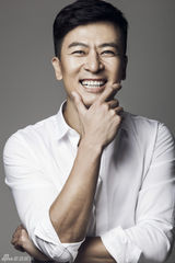 组图：于毅曝写真大片 眼神深邃打造型男魅力