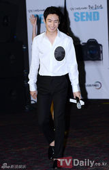 组图：韩星韩孝珠李济勋出席活动展笑颜