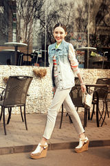 唐艺昕早春街拍大秀美腿 人气新宠时髦换装