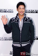 组图：高雅拉李钟赫等众韩星亮相品牌服装上市活动