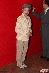 组图：霍震霆已为长孙取名 彭丹性感不忘爱国