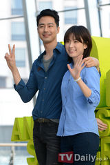 组图：赵仁成韩孝珠休闲亮相活动 比可爱剪刀手