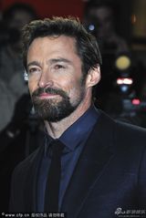 组图：《悲惨世界》首映 海瑟薇秀腿阿曼达露背