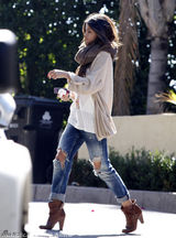 组图：赛琳娜破洞牛仔出镜 戴围巾演绎街头时尚