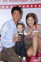 组图：洪天明携子亮相抢代言 三年两抱再追生女