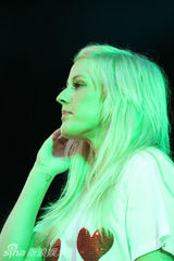 组图：埃利-古尔丁激情打鼓 胸部贴爱心鬼马