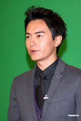 组图：郑元畅变身帅气男主播 真假主播相见欢 