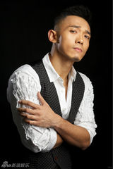 组图：主持人辛凯拍大片 亦正亦痞展男人魅力