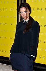 高清组图：维多利亚现身伦敦时装周弧形靴抢眼