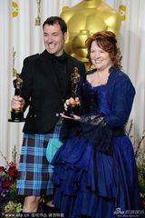 组图：奥斯卡后台-《勇敢传说》导演捧奖杯搞怪