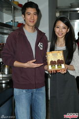 组图：王力宏与妻同台秀恩爱 妻子不是歌迷