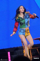 组图：吴雨霏首场红馆演唱会 服装造型性感出位