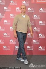 组图：格温妮丝·帕特洛亮相《传染病》记者会 