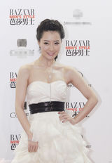 组图：白冰登《时尚芭莎》凸显干净清纯气质