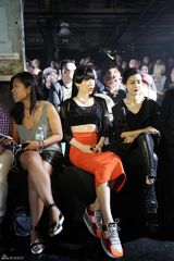 组图：吴莫愁纽约时装周红裙潮鞋展个性魅力