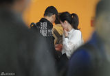 组图：张涵予机场与白衣美女谈笑拥抱