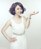 组图：杨若兮白裙写真曝光 迷人笑容女人温婉