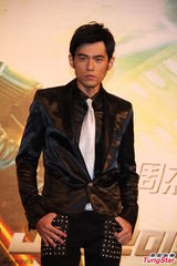 组图：周杰伦帅气亮相庆功宴 自曝秀腹肌靠打光