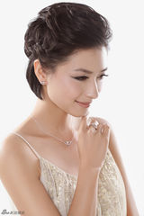 组图：万茜杂志写真白衣彩妆显华贵气质