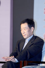 组图：《山楂树》发布会 周冬雨窦骁清纯造型亮相