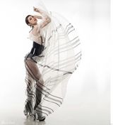 组图：乐基儿活力写真 裙角飞扬大秀女人味