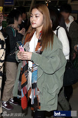 组图：少女时代KARA为赴K-POP演唱会亮相机场