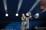 第21届金鸡百花电影节孙悦着银色长裙献唱