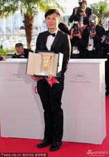 组图：戛纳电影节闭幕 影人后台欢庆获奖