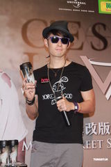 组图：吴建豪香港办歌迷会 送保温杯回馈歌迷
