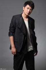 组图：保剑锋新剧演伟人 写真尽显型男魅力