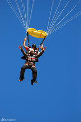 组图：涂松岩挑战极限高空跳伞 摆姿势嗨翻天