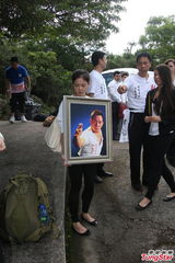 组图：刘家良遗体火化 翁静晶灵前掩脸痛哭