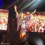 组图：蕾哈娜穿脏话衣开唱 撕衣露性感内衣