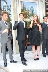 组图：《绯闻女孩》双星上海行 外籍男穿内裤追星