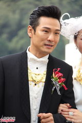 组图：杜德伟现场派发红包 新娘秀钻戒金饰贵气