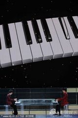 组图：王力宏李云迪春晚表演创意钢琴