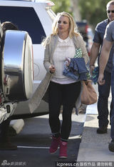 组图：单身布兰妮素颜逛街 脸部松弛显老态