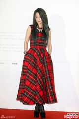 组图：Hebe裸背英伦裙宣传新碟 性感与知性结合