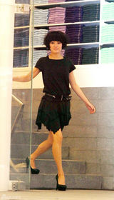 高清图：孙俪上海摩登代言 健康达人笑举V字手势