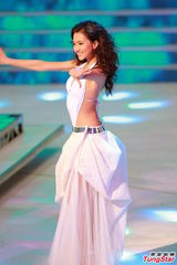 组图：港姐大尺度深V秀乳沟 背部全裸纤腰曼妙