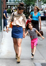 组图：小苏瑞与妈妈凯蒂牵手逛街